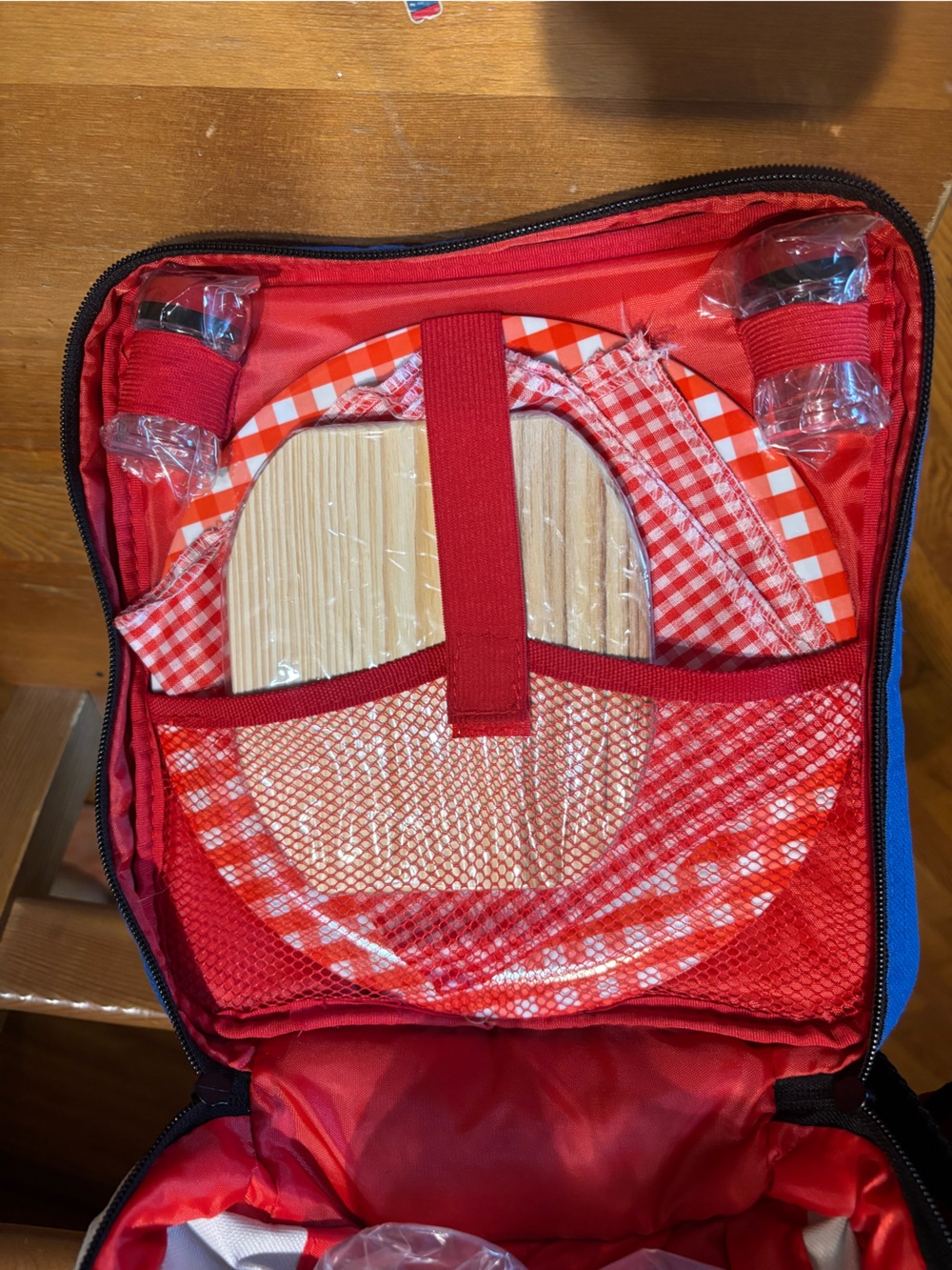 PICNIC READY!! NEW Adorable Blue and Red Insulated Picnic Backpack Set - a - Picture 4 of 8